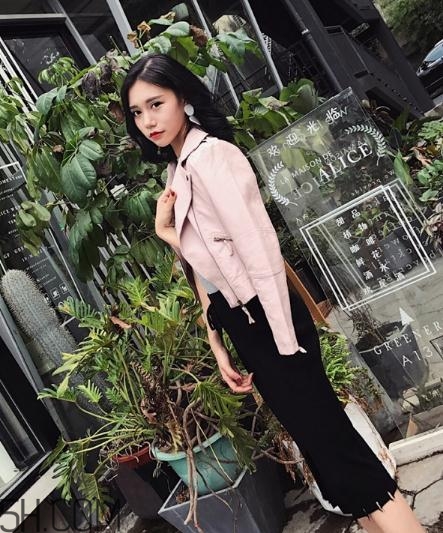 粉色皮衣怎么搭配好看？甜美機車少女風(fēng)