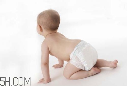 寶寶腿紋不對稱是怎么回事？嬰幼兒的生長發(fā)育標(biāo)準(zhǔn)是怎樣的？