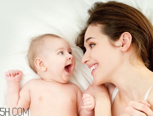 寶寶腿紋不對稱是怎么回事？嬰幼兒的生長發(fā)育標(biāo)準(zhǔn)是怎樣的？
