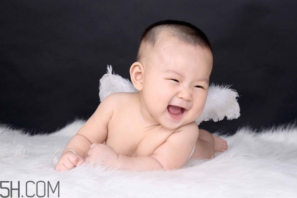寶寶腿紋不對稱是怎么回事？嬰幼兒的生長發(fā)育標(biāo)準(zhǔn)是怎樣的？