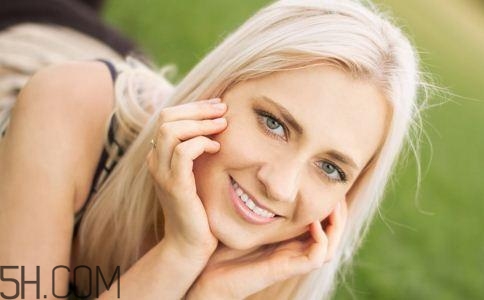 女性小便發(fā)黃是怎么回事？女性小便發(fā)黃有異味的原因有哪些？