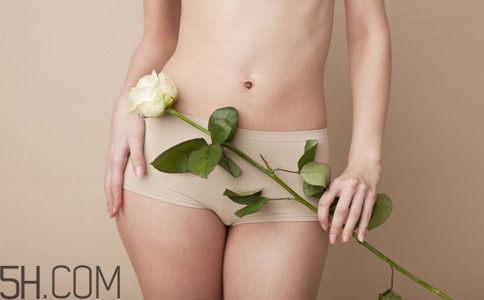 女性小便發(fā)黃是怎么回事？女性小便發(fā)黃有異味的原因有哪些？