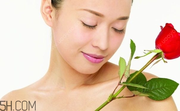 女性小便發(fā)黃是怎么回事？女性小便發(fā)黃有異味的原因有哪些？