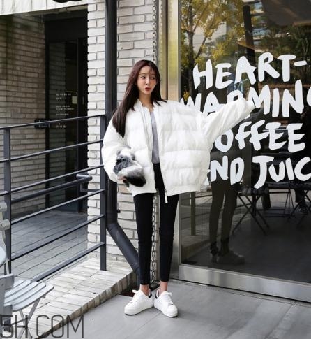 白色面包服怎么搭配？可愛與時(shí)尚并存的冬日穿搭