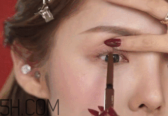 V型眼線怎么畫？V型眼線畫好美到冒泡