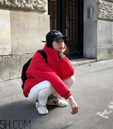 紅色面包服怎么搭配？給寒冷的冬天帶來(lái)一絲熱情