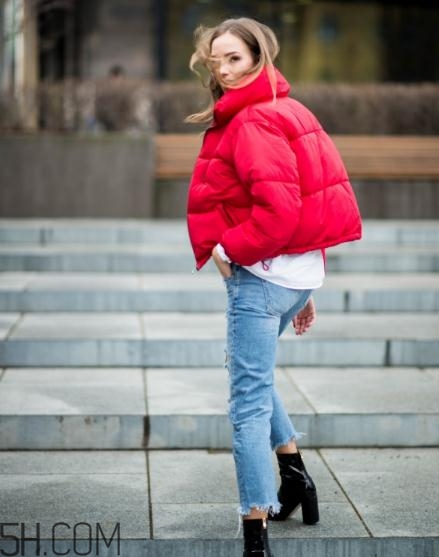 紅色面包服怎么搭配？給寒冷的冬天帶來(lái)一絲熱情