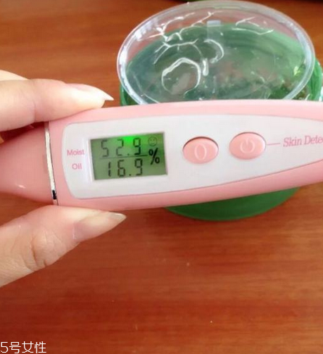 得鮮蘆薈膠含酒精嗎？蘆薈膠當(dāng)睡眠面膜的作用