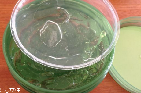 得鮮蘆薈膠含酒精嗎？蘆薈膠當(dāng)睡眠面膜的作用