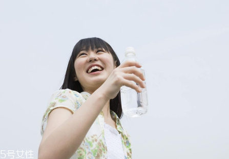 久坐不動上班族如何減肥？越努力工作的人越容易發(fā)胖