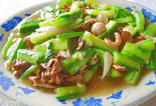 絲瓜的土腥味怎么去除？絲瓜切后不變色小技巧