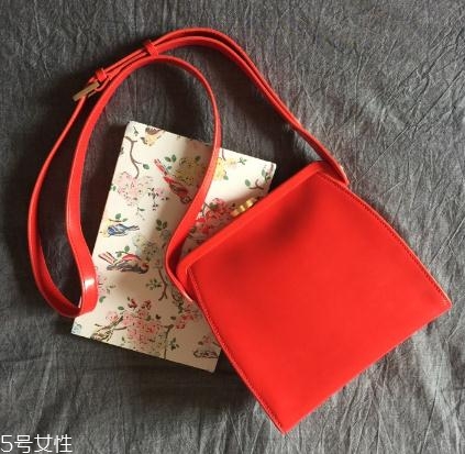 露露guinness什么檔次？這款紅唇包再不買就out了