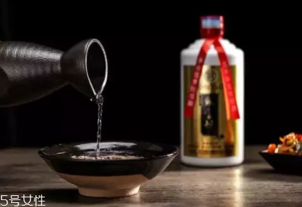 喝白酒有哪些好處？喝點(diǎn)白酒能激活腸胃