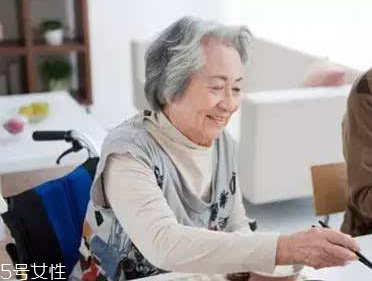 加齡臭怎么去除？老人氣治療應(yīng)內(nèi)外兼修