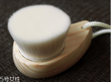 額頭毛孔粗大怎么辦？正確使用潔面刷毛孔會變小