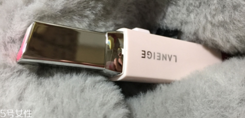 蘭芝V型唇膏01號色是什么樣的？淡粉色很溫婉
