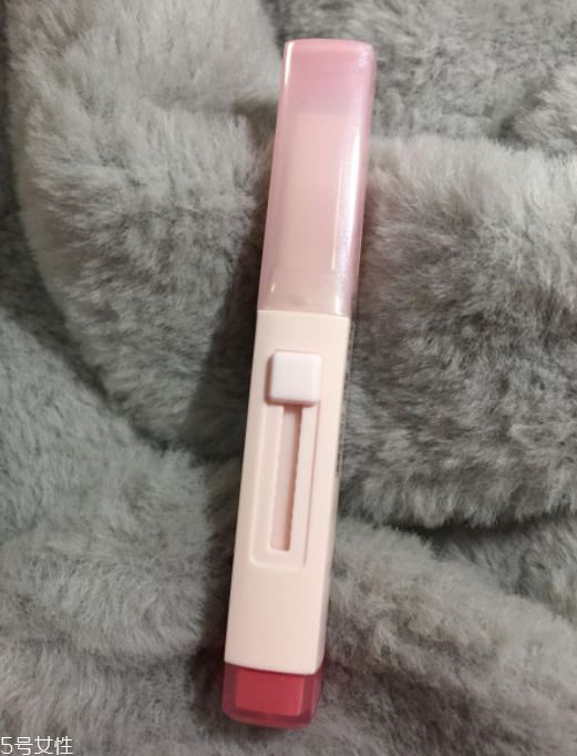 蘭芝V型唇膏01號色是什么樣的？淡粉色很溫婉