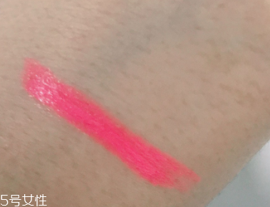 蘭芝V型唇膏01號色是什么樣的？淡粉色很溫婉