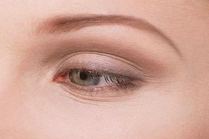 上班族女性如何去除眼角細(xì)紋？教你幾個(gè)小妙招