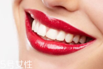 牙齒發(fā)黃是天生的嗎？只是你刷牙偷懶了