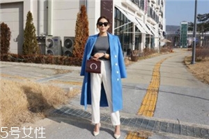 藍(lán)色大衣搭配什么包包？為你凹足造型感