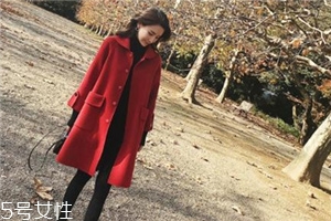 大紅色大衣配什么顏色毛衣？新年就要中國紅