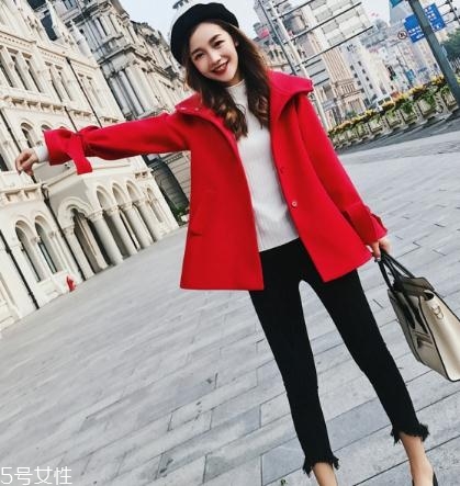 大紅色大衣配什么顏色毛衣？新年就要中國紅