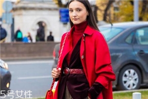 大紅色大衣里面要配什么好看？不同內(nèi)搭不同風格