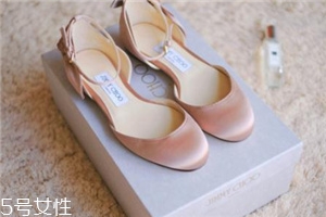 jimmy choo是哪個(gè)國家的牌子？每個(gè)女人都應(yīng)該擁有的高跟鞋