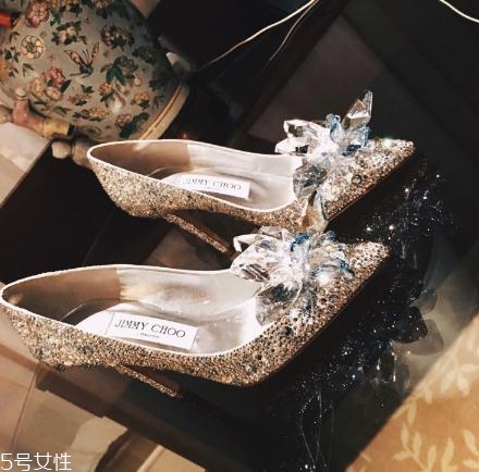 jimmy choo是哪個(gè)國家的牌子？每個(gè)女人都應(yīng)該擁有的高跟鞋