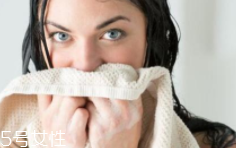 洗臉有白皮怎么回事？洗面奶太強(qiáng)勁