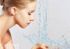 洗臉有白皮怎么回事？洗面奶太強(qiáng)勁
