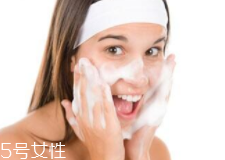 洗臉有白皮怎么回事？洗面奶太強(qiáng)勁