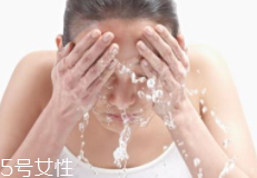 洗臉有白皮怎么回事？洗面奶太強(qiáng)勁