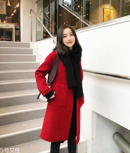 大紅色大衣配什么顏色圍巾好看？六種搭配溫暖冬季