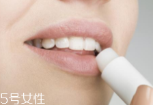 潤唇膏吃了會中毒嗎？劑量小不會有事
