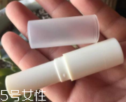 潤唇膏要怎么清潔？用前刮掉一層