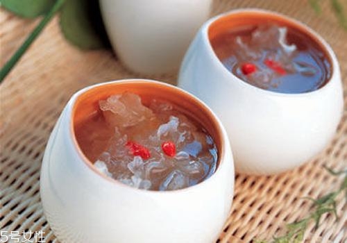 銀耳蓮子湯什么時候喝最好？時間上有講究