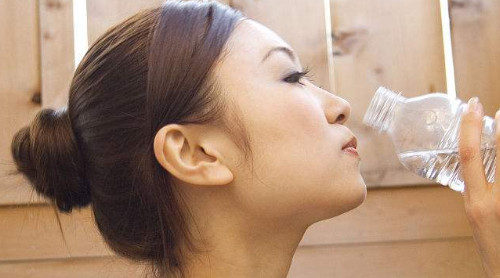 哪些病癥不能多喝熱水？這三類人絕對不能喝熱水
