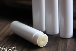 潤(rùn)唇膏能用多長(zhǎng)時(shí)間？打開后只能用3個(gè)季度