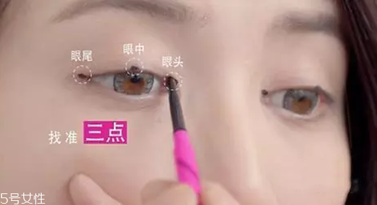 怎樣減少畫(huà)眼線(xiàn)的傷害？新手畫(huà)眼線(xiàn)的技巧圖解