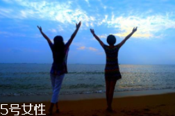 肺漏氣是什么?。糠闻萜屏岩饸庑?></p><h3>氣胸會(huì)導(dǎo)致什么危害</h3><p>1、胸痛(90%)，是自發(fā)性氣胸的典型表現(xiàn)，常突然發(fā)作，剛開(kāi)始時(shí)胸部疼痛比較劇烈，幾個(gè)小時(shí)以后，會(huì)逐漸減輕，約在24-72小時(shí)后，疼痛逐漸消失。</p><p>2、呼吸困難(80%)，是另一個(gè)典型表現(xiàn)，呼吸困難往往出現(xiàn)在肺漏氣比較嚴(yán)重的患者，肺被壓縮往往>30%。這是由于氣胸發(fā)生后，正常的肺組織被氣體壓縮，變小，呼吸功能下降造成了缺氧(如右圖所示：左側(cè)氣胸、左肺壓縮)。呼吸困難的程度與本身的肺功能儲(chǔ)備也有一定關(guān)系，就是說(shuō)，在相同的肺壓縮程度下，一般，年輕人胸悶癥狀比老年人輕。</p><p>3、約20%自發(fā)性氣胸的患者，可能會(huì)出現(xiàn)胸腔積液。在這其中，有少數(shù)病人是自發(fā)性血?dú)庑兀河捎跉庑匕l(fā)生使肺突然萎陷，扯斷了粘連束帶和血管，導(dǎo)致出血，嚴(yán)重時(shí)可以導(dǎo)致大出血，休克，危及生命，必須急診手術(shù)。</p><p>4、當(dāng)肺部出現(xiàn)氣泡時(shí)，如果不破裂，就沒(méi)有不適癥狀，若突然破裂，就會(huì)導(dǎo)致氣體進(jìn)入胸腔，聚積后便可壓迫心臟和肺部，出現(xiàn)呼吸困難，用力呼吸時(shí)胸部也可出現(xiàn)類似心絞痛的胸痛。如果治療不及時(shí)，甚至可能導(dǎo)致死亡。</p><p>5、病人突感一側(cè)胸痛、氣急、憋氣，可有咳嗽、但痰少，小量閉合性氣胸先有氣急，但數(shù)小時(shí)后逐漸平穩(wěn)，若積氣量較大者或者原來(lái)已有廣泛肺部疾患，病人常不能平臥。如果側(cè)臥，則被迫使氣胸患側(cè)在上，以減輕氣急。病人呼吸困難程度與積氣量的多寡以及原來(lái)肺內(nèi)病變范圍有關(guān)。當(dāng)有胸膜粘連和肺功能減損時(shí)，即使小量局限性氣胸也可能明顯胸痛和氣急。</p><p style=