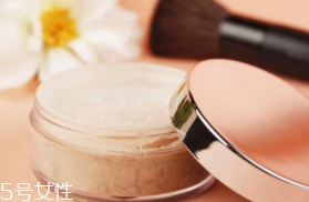 散粉取粉用什么好？粉撲和化妝刷要配合使用