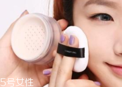 散粉取粉用什么好？粉撲和化妝刷要配合使用