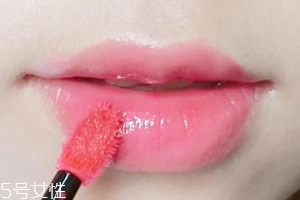 涂唇釉為什么不能抿嘴？沒干之前抿嘴會(huì)殘妝