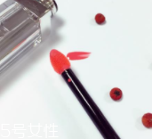 涂唇釉為什么不能抿嘴？沒干之前抿嘴會(huì)殘妝
