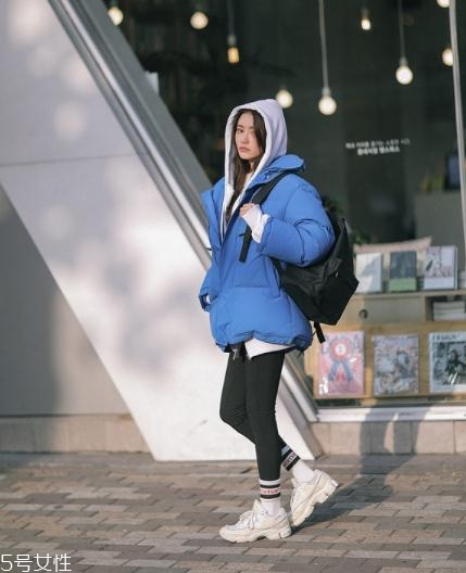 藍(lán)色羽絨服怎么搭配？打破冬日的沉悶感