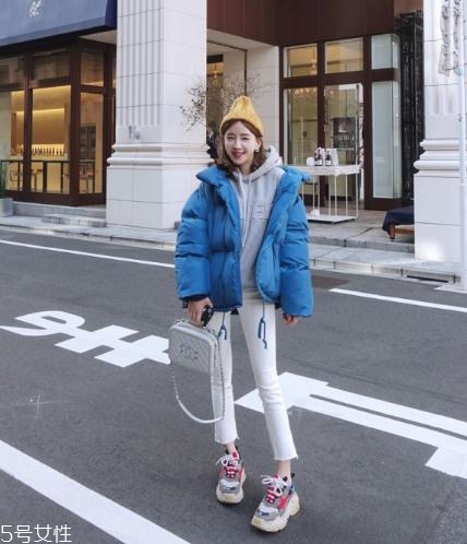 藍(lán)色羽絨服怎么搭配？打破冬日的沉悶感