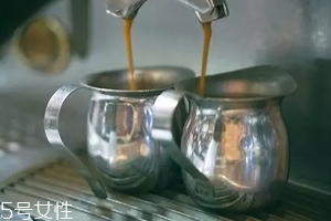 喝咖啡能預(yù)防哪些疾?。靠Х鹊囊嫣幷娴暮芏?></p><h3>心血管疾病</h3><p>這里有一些研究得出了一個反常識的結(jié)論：升血壓的物質(zhì)可以降低冠心病，心力衰竭和的風(fēng)險。近年有三項Meta分析可以支持這個結(jié)論。International Journal ofCardiology上的一篇Meta分析結(jié)論指出，喝咖啡不會增加冠心病的長期風(fēng)險，習(xí)慣飲用適量咖啡的女性冠心病風(fēng)險更低。</p><p>第二項2012年的Meta分析結(jié)果顯示，心臟衰竭事件發(fā)生風(fēng)險跟隨咖啡攝入呈J型關(guān)系，拐點就在一天4-5杯。</p><p>還有一項Meta分析的結(jié)論指出咖啡不會導(dǎo)致房顫，而且習(xí)慣喝咖啡的人發(fā)生房顫的可能性更低。另一項研究發(fā)現(xiàn)咖啡因與早產(chǎn)性心房或心室收縮無關(guān)。</p><p>出現(xiàn)這些結(jié)果可能是咖啡的有益特性抵消了它的負(fù)面影響?？Х榷箍梢詼p少低密度脂蛋白膽固醇和炎癥標(biāo)記物的氧化。</p><h3>腦血管疾病與中風(fēng)</h3><p>咖啡對于血管的益處同樣表現(xiàn)在大腦上。研究發(fā)現(xiàn)，每天喝1-6杯咖啡可以將卒中風(fēng)險降低17％。一項對瑞典女性的研究更是得出了卒中風(fēng)險降低22％-25％的神奇結(jié)果。</p><p>對于那些沒有腦血管病變的人來說，每天喝1-3杯咖啡有保護作用，可以防止缺血性卒中的發(fā)生。日本的一項研究也表明，喝13年咖啡能降低20%的卒中風(fēng)險。</p><h3>糖尿病</h3><p>咖啡可以在防止高血糖，異常脂質(zhì)水平和體脂增加方面起到重要作用。許多研究將喝咖啡（不加糖）與改善的葡萄糖代謝，胰島素分泌和顯著降低的糖尿病風(fēng)險聯(lián)系起來。</p><p>一項研究認(rèn)為，每天喝1-2杯咖啡與糖尿病的逆相關(guān)性可能與其抗炎性質(zhì)有關(guān)。在炎癥因子中，SAA被發(fā)現(xiàn)是介導(dǎo)這種咖啡—糖尿病逆關(guān)聯(lián)主要因子，其他如CRP，IL-6和TAC的影響還不明確。指南建議將咖啡推薦給II型糖尿病患者作為輔助治療手段，代替卡路里和糖飲料。也有科學(xué)家認(rèn)為，咖啡中綠原酸的抗氧化機制，也可以降低葡萄糖吸收。</p><h3>癌癥</h3><p>多項研究結(jié)果都顯示，喝咖啡能減少多種癌癥的風(fēng)險。Cancer Epidemiology發(fā)表了一篇咖啡降低子宮內(nèi)膜癌風(fēng)險的文章。每天喝至少4杯咖啡與子宮內(nèi)膜癌的風(fēng)險降低相關(guān)，風(fēng)險從每10萬名婦女56例降低至每10萬名婦女35例。</p><p>前列腺癌也是，Journal ofthe National Cancer Institute的研究認(rèn)為，不喝咖啡的人每年每10萬人中，有529例前列腺癌患者；而每天喝6杯咖啡的人群中，每年每10萬人里只有425例前列腺癌患者。</p><p>之前的研究還表明，咖啡能降低乳腺癌（每天5杯以上）; 基底細胞癌（每天3杯以上）和黑色素瘤的風(fēng)險。之所以有這些好處歸因于咖啡的抗氧化和抗誘變性能。最近，研究發(fā)現(xiàn)，每天喝超過2.5杯的咖啡能讓結(jié)腸直腸癌發(fā)病率顯著降低。</p><h3>抑郁</h3><p>研究表明，咖啡消費可以促進精神健康，防止抑郁。在一項研究中，每天喝2-3杯咖啡的人比每周喝咖啡少于1杯的人抑郁癥風(fēng)險降低了15％，每天喝4杯的人抑郁風(fēng)險降低了20％。</p><p>對于短期心情的影響可能是因為咖啡改變了5-羥色胺和多巴胺活性。長期的影響可能與咖啡的抗氧化性和抗炎性質(zhì)有關(guān)。</p><h3>神經(jīng)退行性疾病</h3><p>除了心理上的改善外，咖啡對于長期認(rèn)知也有影響。一項研究報告說，輕度認(rèn)知功能障礙患者每天飲用3至5杯咖啡可以避免疾病進展。其他研究發(fā)現(xiàn)咖啡因和記憶鞏固之間以及咖啡與預(yù)防路易體形成之間存在相關(guān)性。</p><p>對小鼠的研究表明，咖啡因可以抑制淀粉樣蛋白β生成，也會促進粒細胞集落刺激因子、白細胞介素-10和白細胞介素-6水平升高?？Х纫虮徽J(rèn)為對帕金森病患者有神經(jīng)保護作用。</p><h3>肝病</h3><p>咖啡可以保護肝臟，減緩酒精性肝硬化和丙型肝炎的進展，降低肝細胞癌的風(fēng)險。同時還能降低非酒精性脂肪性肝?。∟AFLD）的風(fēng)險，可以防止已經(jīng)患有NAFLD的患者肝纖維化。在具有酒精性肝炎遺傳傾向的人群中，不定期喝咖啡的人更有可能發(fā)展為這種疾病。</p><p>咖啡的益處還不止這些，各項研究表明，咖啡攝入量也可能緩解干眼綜合征，降低痛風(fēng)的風(fēng)險。甚至可能防止耐甲氧西林金黃色葡萄球菌（MRSA）。盡管作用機制仍不清楚，研究中喝咖啡（和茶）的人感染鼻腔MRSA可能性只有常人的一半。</p><p>當(dāng)然，喝咖啡也會帶來風(fēng)險。除了提高血壓外，咖啡還會加劇焦慮，失眠和顫抖，并可能引起青光眼的風(fēng)險升高。也有青少年在死前連飲6杯咖啡的案例，過量的咖啡因會引起副作用，包括發(fā)抖、心跳加速、惡心、焦慮、尿頻等。</p> </div>
<div align=