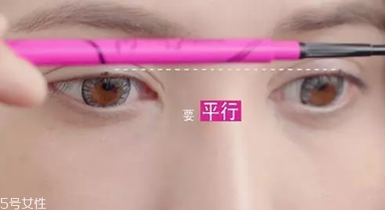 怎樣減少畫(huà)眼線(xiàn)的傷害？新手畫(huà)眼線(xiàn)的技巧圖解